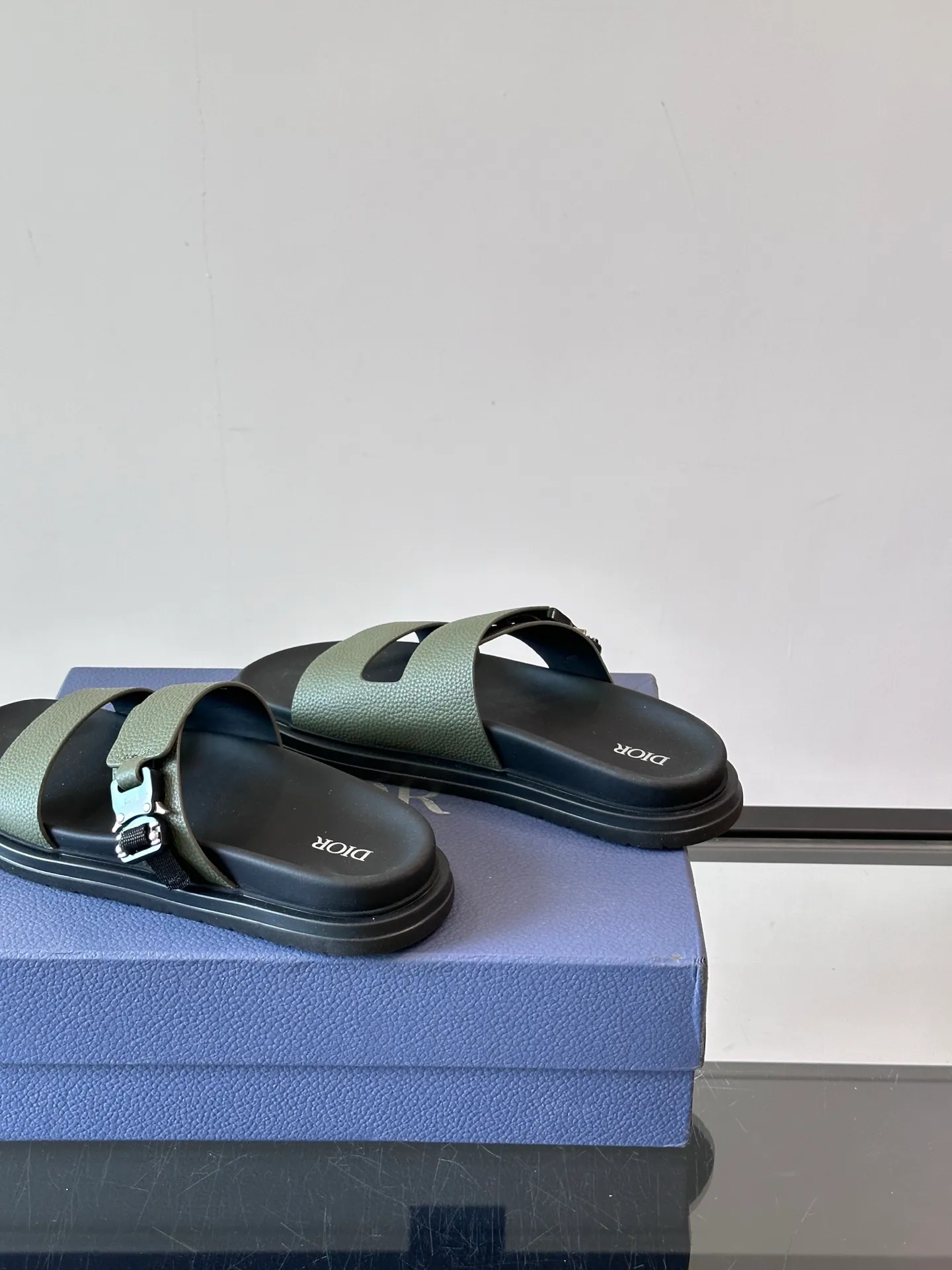 Factory price: 300💰Dior Aqua men's sandals and slippers. Showcasing Dior haute couture design. The Dior gray suede strap is accented with an aluminum Dior buckle for added style. Paired with a comfortable tonal notch sole, they pair easily with shorts or jeans for a sophisticated look. Main body: suede cow leather, technical fabric lining: cow leather, with adjustable straps, aluminum Dior buckle, Dior gray EVA insole, tonal notch rubber outsole splicing structure👌👌 size: 38-44 (45.46 customized)